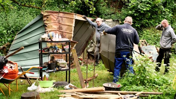 Alter Schuppen wird abgerissen.